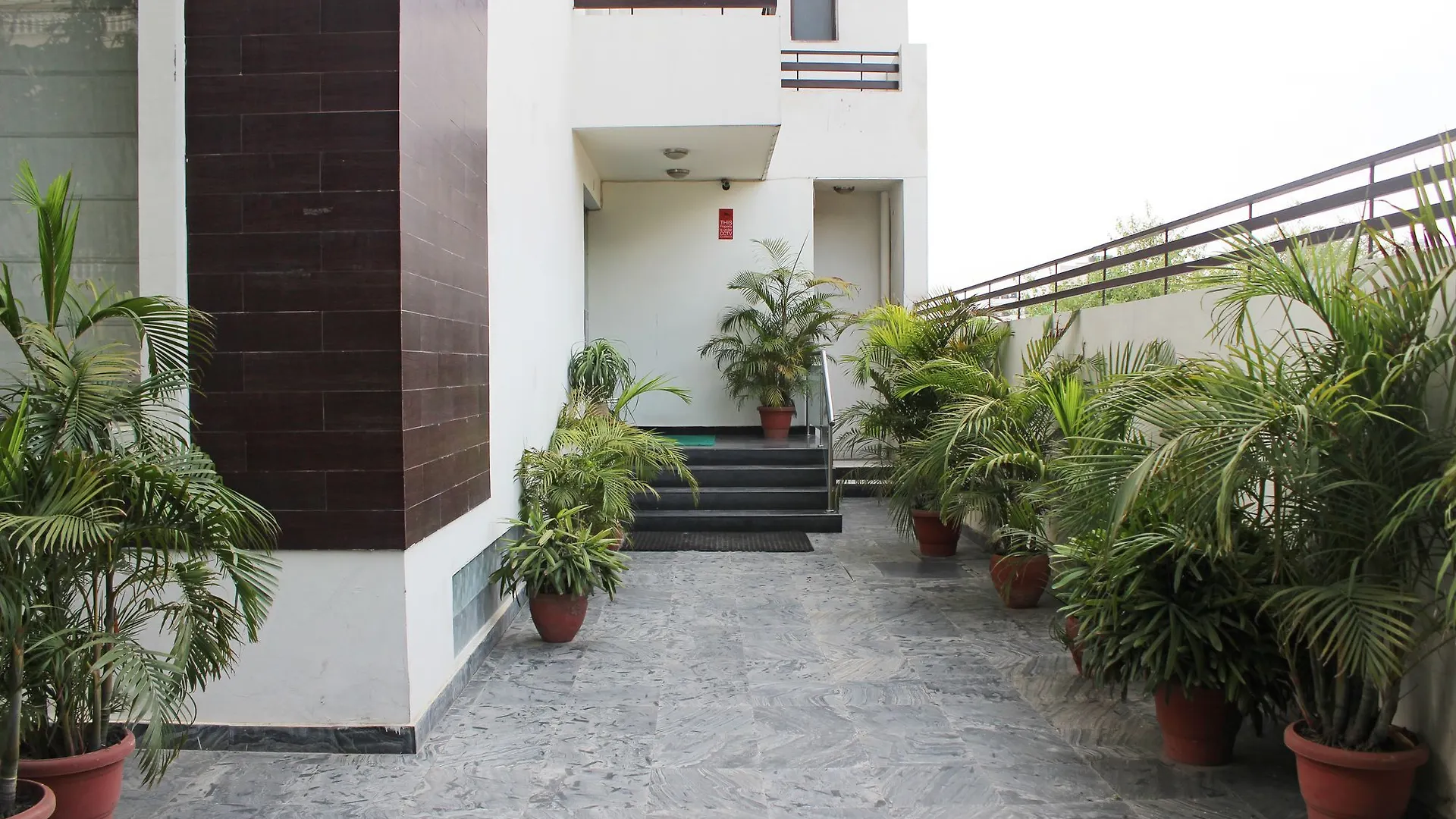 Oyo 605 Hotel Camria Gurgaon